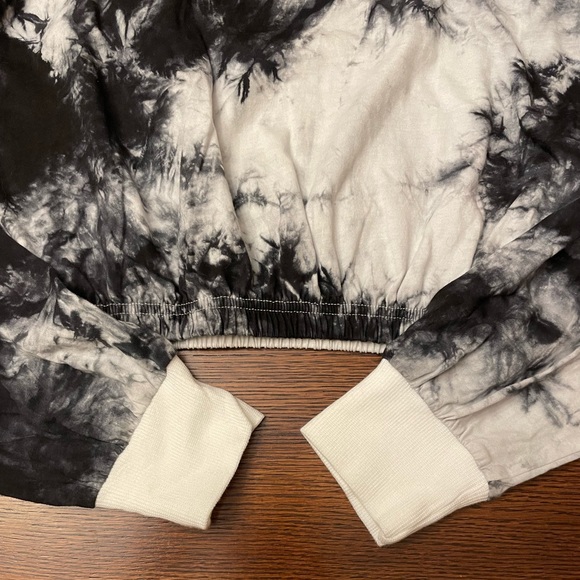 Tie-dyed long sleeve woman’s crop top - Picture 2 of 4